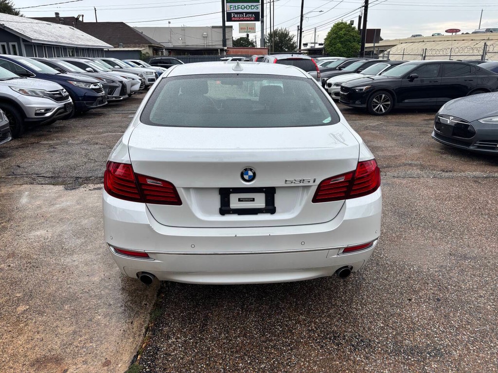 BMW 5 Series Vehicle Full-screen Gallery Image 05