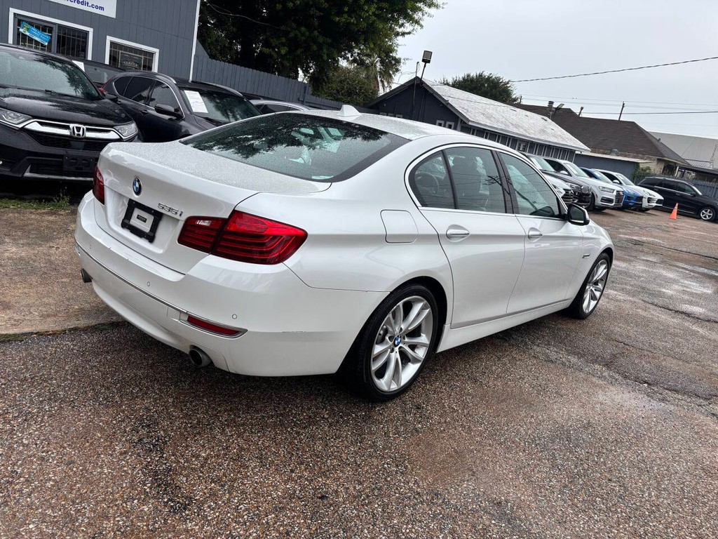BMW 5 Series Vehicle Full-screen Gallery Image 06