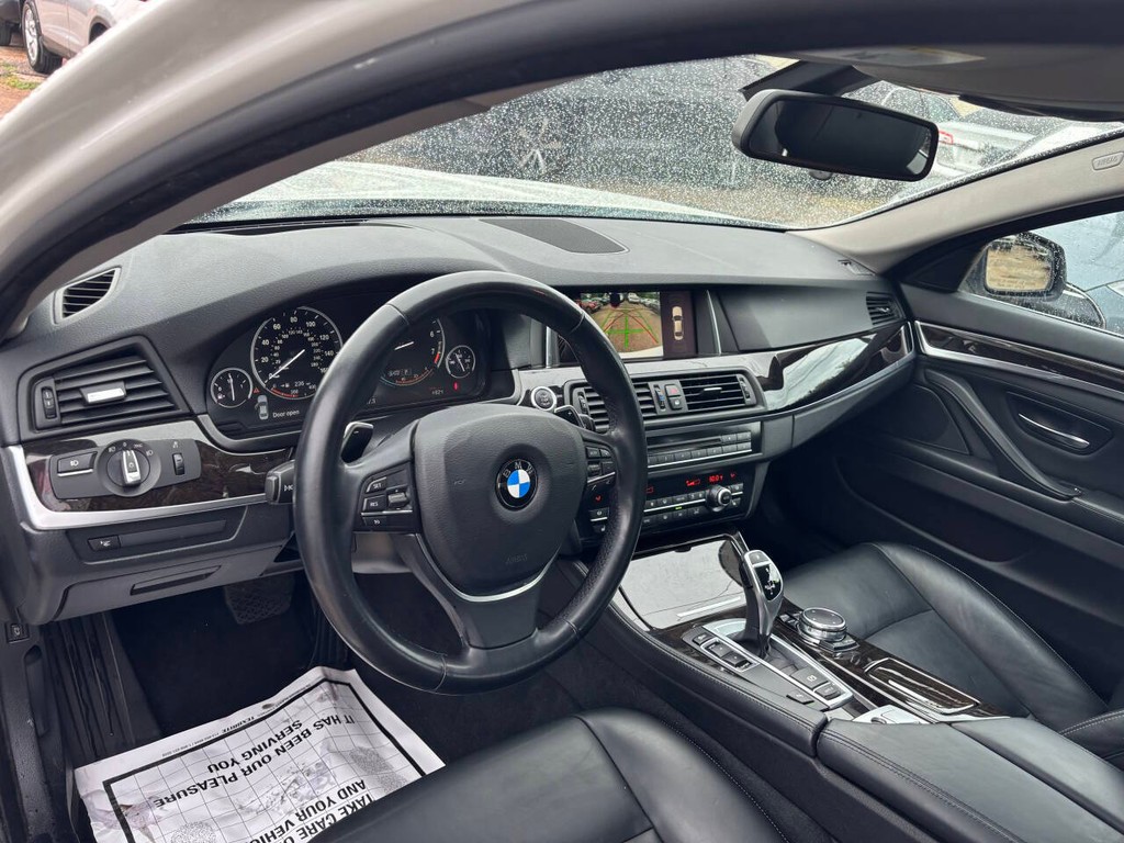 BMW 5 Series Vehicle Full-screen Gallery Image 07