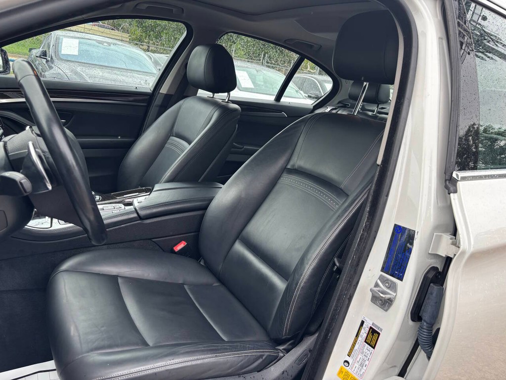 BMW 5 Series Vehicle Full-screen Gallery Image 08
