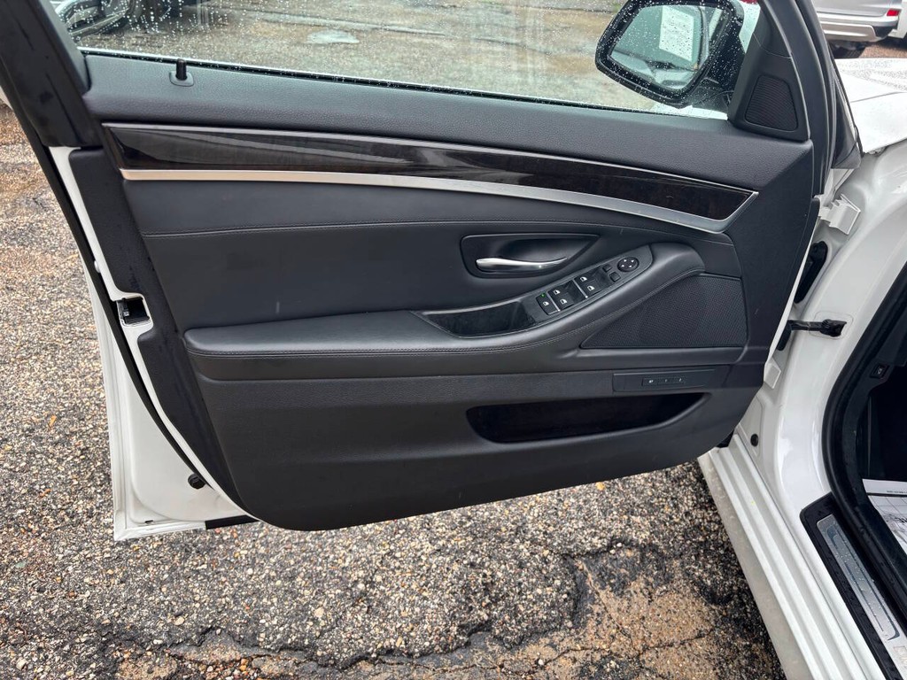 BMW 5 Series Vehicle Full-screen Gallery Image 09