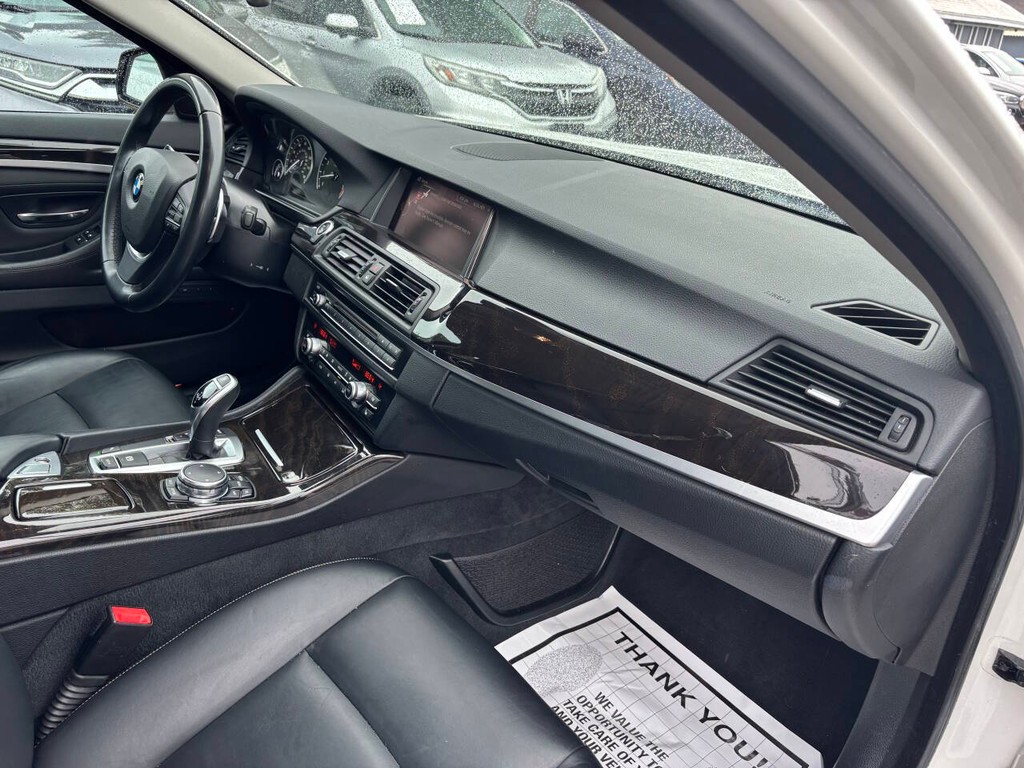 BMW 5 Series Vehicle Full-screen Gallery Image 10