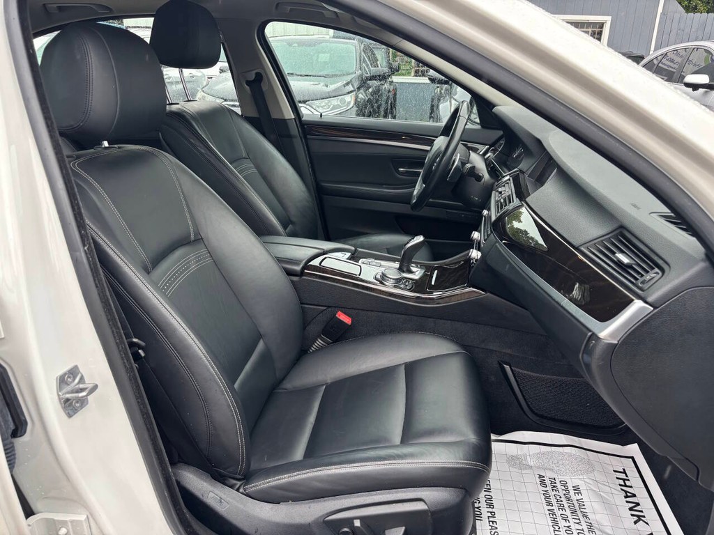 BMW 5 Series Vehicle Full-screen Gallery Image 11