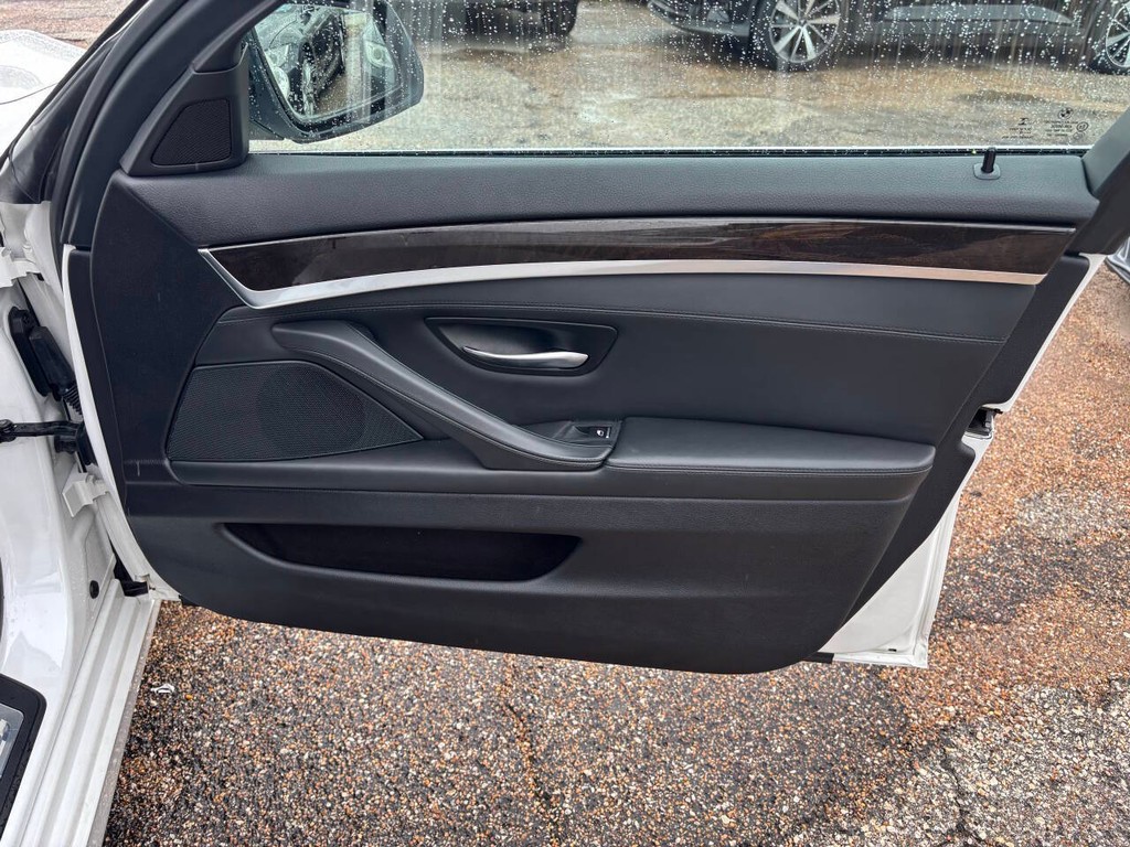 BMW 5 Series Vehicle Full-screen Gallery Image 12