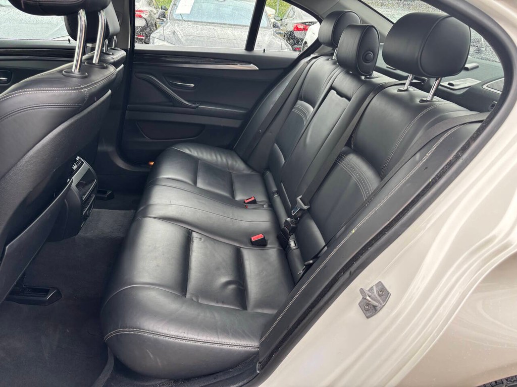 BMW 5 Series Vehicle Full-screen Gallery Image 13