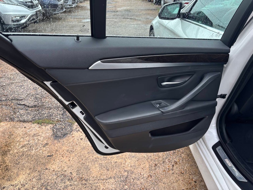 BMW 5 Series Vehicle Full-screen Gallery Image 14