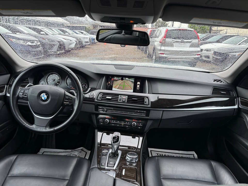 BMW 5 Series Vehicle Full-screen Gallery Image 18