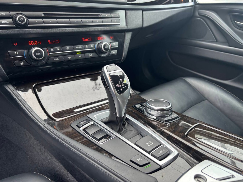 BMW 5 Series Vehicle Full-screen Gallery Image 21