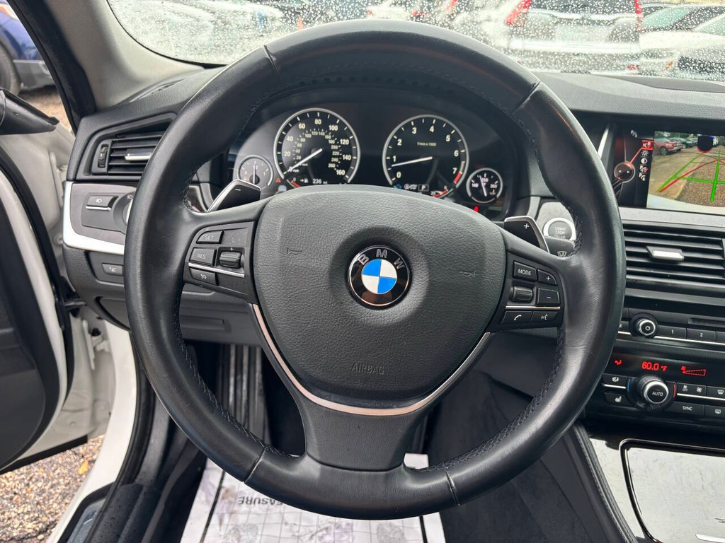 BMW 5 Series Vehicle Full-screen Gallery Image 22