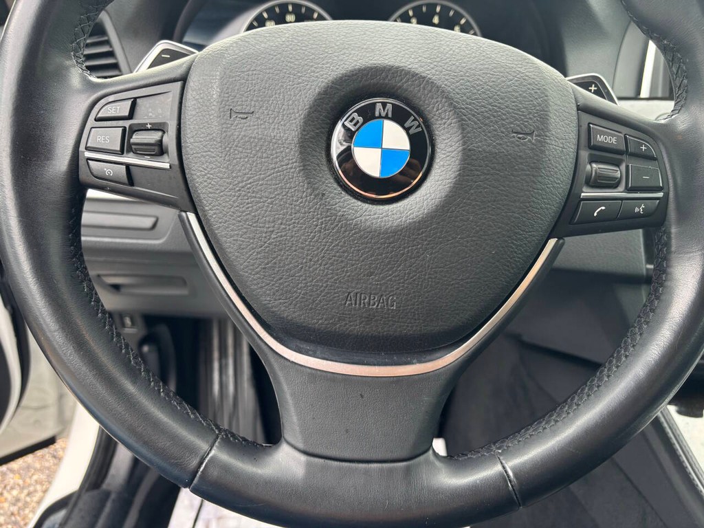 BMW 5 Series Vehicle Full-screen Gallery Image 23