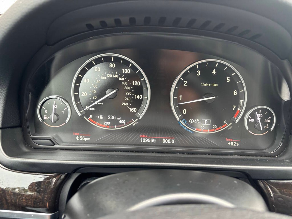 BMW 5 Series Vehicle Full-screen Gallery Image 24