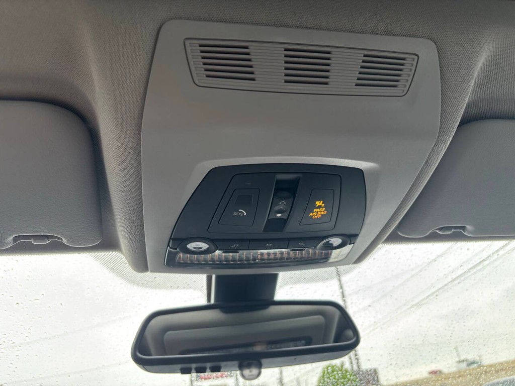 BMW 5 Series Vehicle Full-screen Gallery Image 26