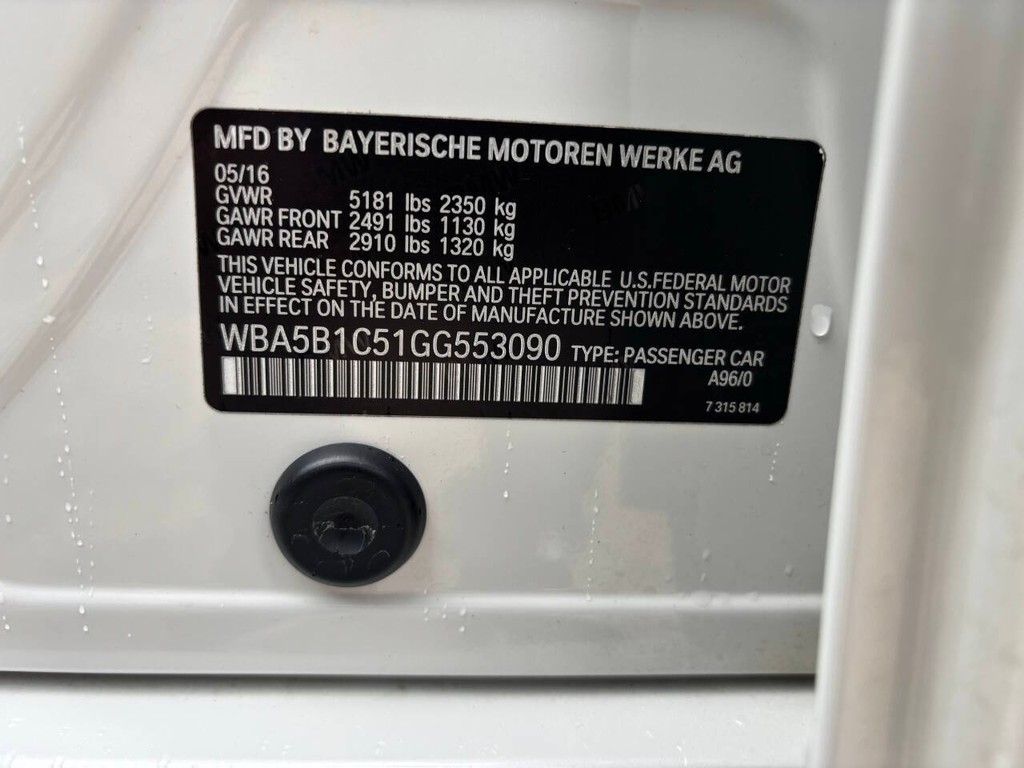 BMW 5 Series Vehicle Full-screen Gallery Image 29