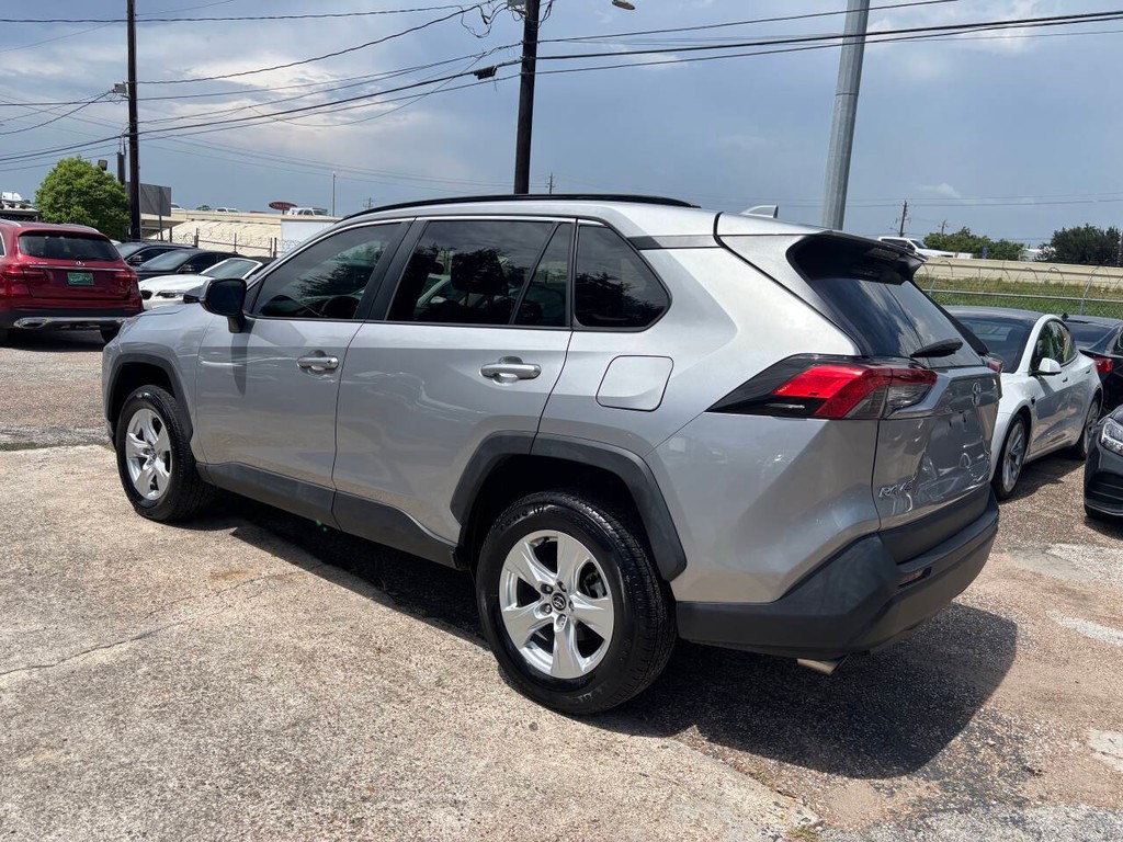 Toyota RAV4 Vehicle Full-screen Gallery Image 05