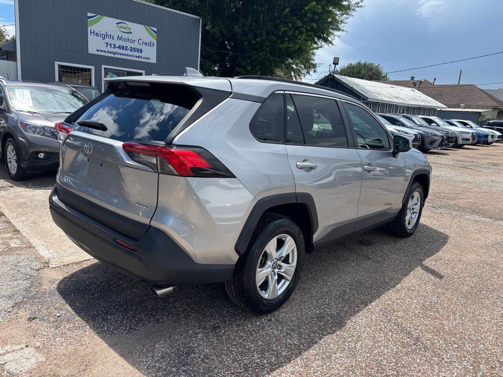 Toyota RAV4 Vehicle Full-screen Gallery Image 07