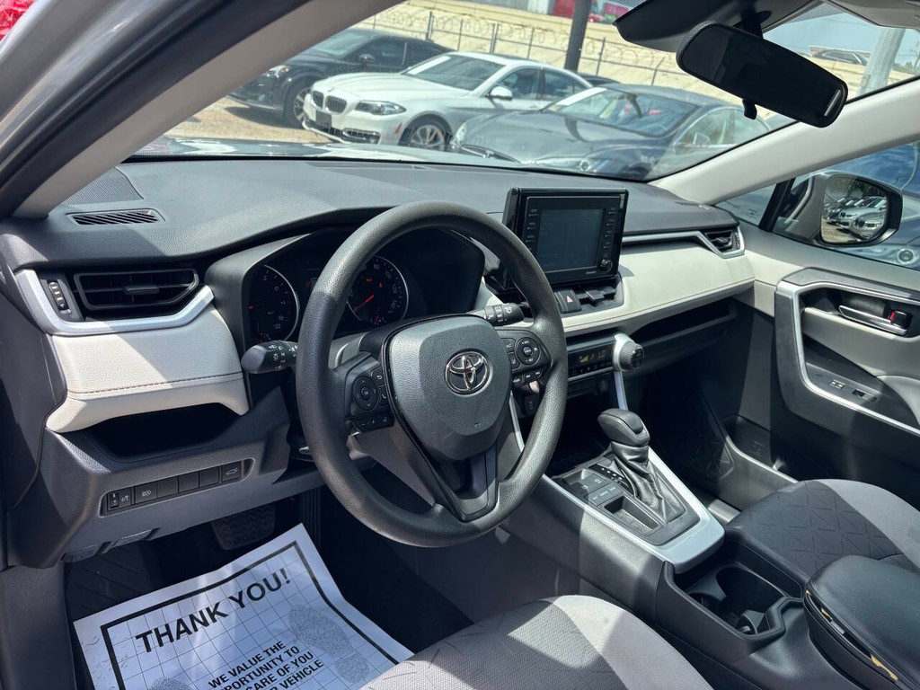 Toyota RAV4 Vehicle Full-screen Gallery Image 08