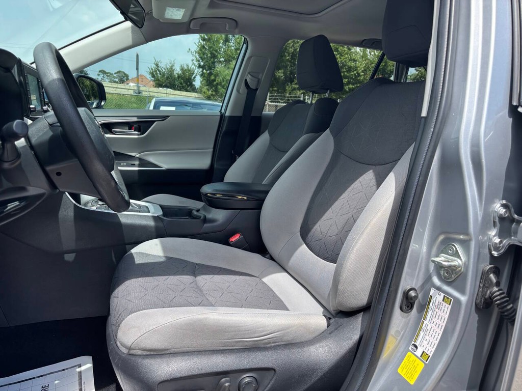 Toyota RAV4 Vehicle Full-screen Gallery Image 09