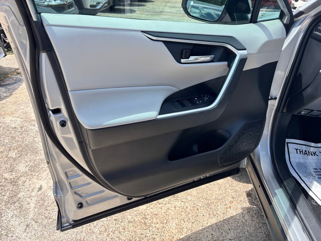 Toyota RAV4 Vehicle Full-screen Gallery Image 10