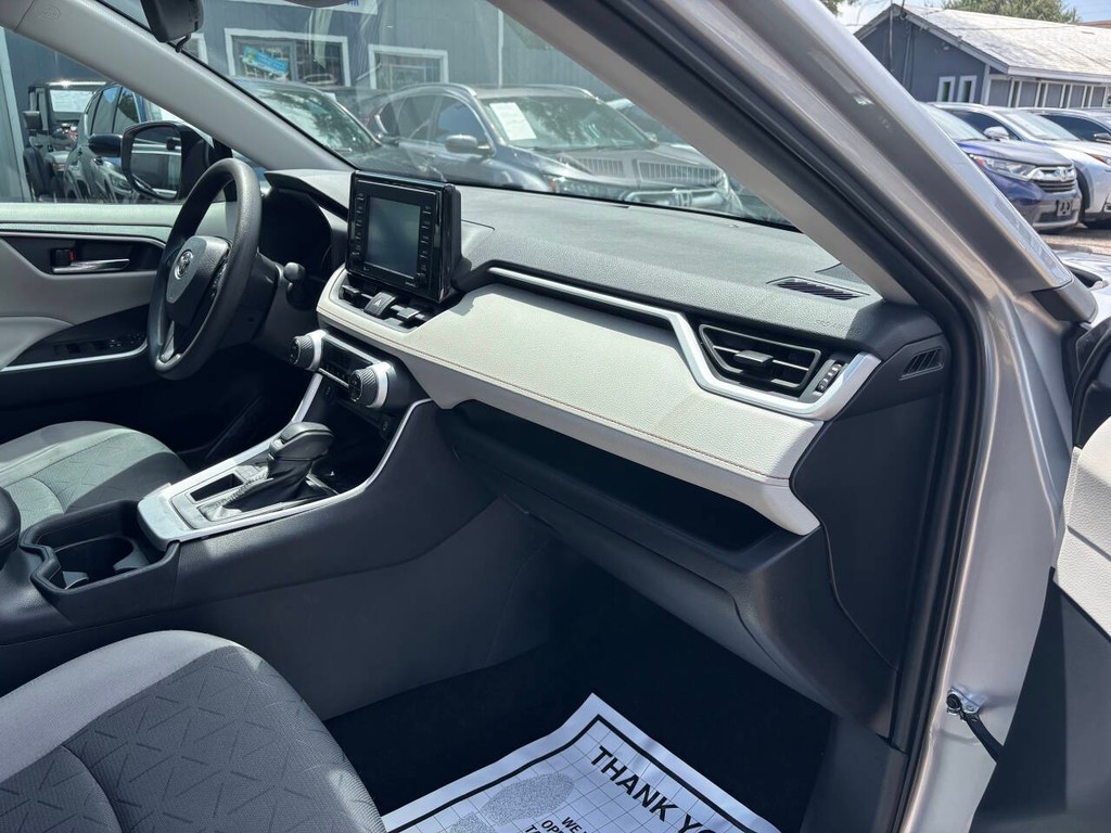 Toyota RAV4 Vehicle Full-screen Gallery Image 11
