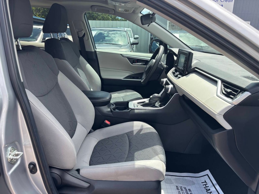 Toyota RAV4 Vehicle Full-screen Gallery Image 12