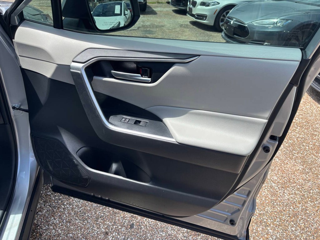 Toyota RAV4 Vehicle Full-screen Gallery Image 13