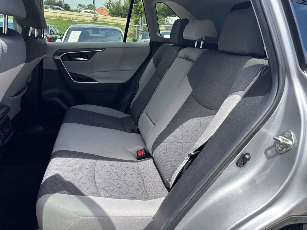 Toyota RAV4 Vehicle Full-screen Gallery Image 14