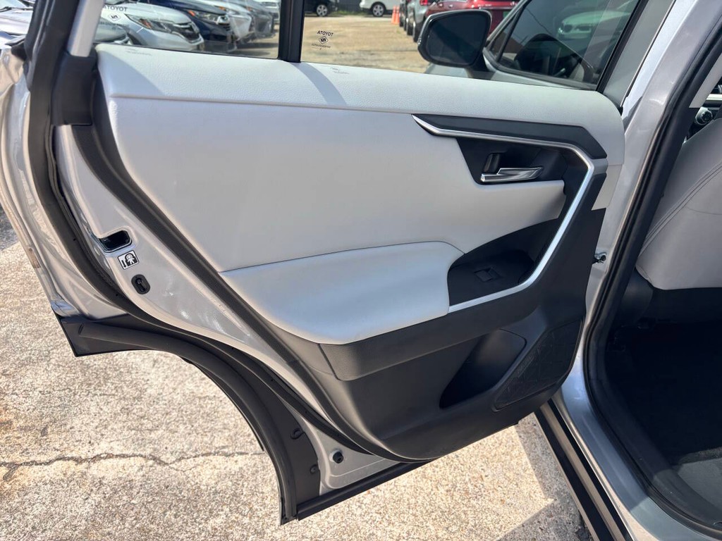 Toyota RAV4 Vehicle Full-screen Gallery Image 15