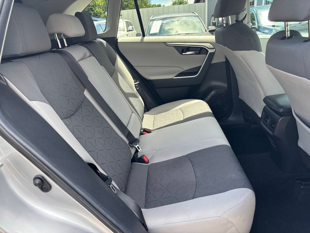 Toyota RAV4 Vehicle Full-screen Gallery Image 16