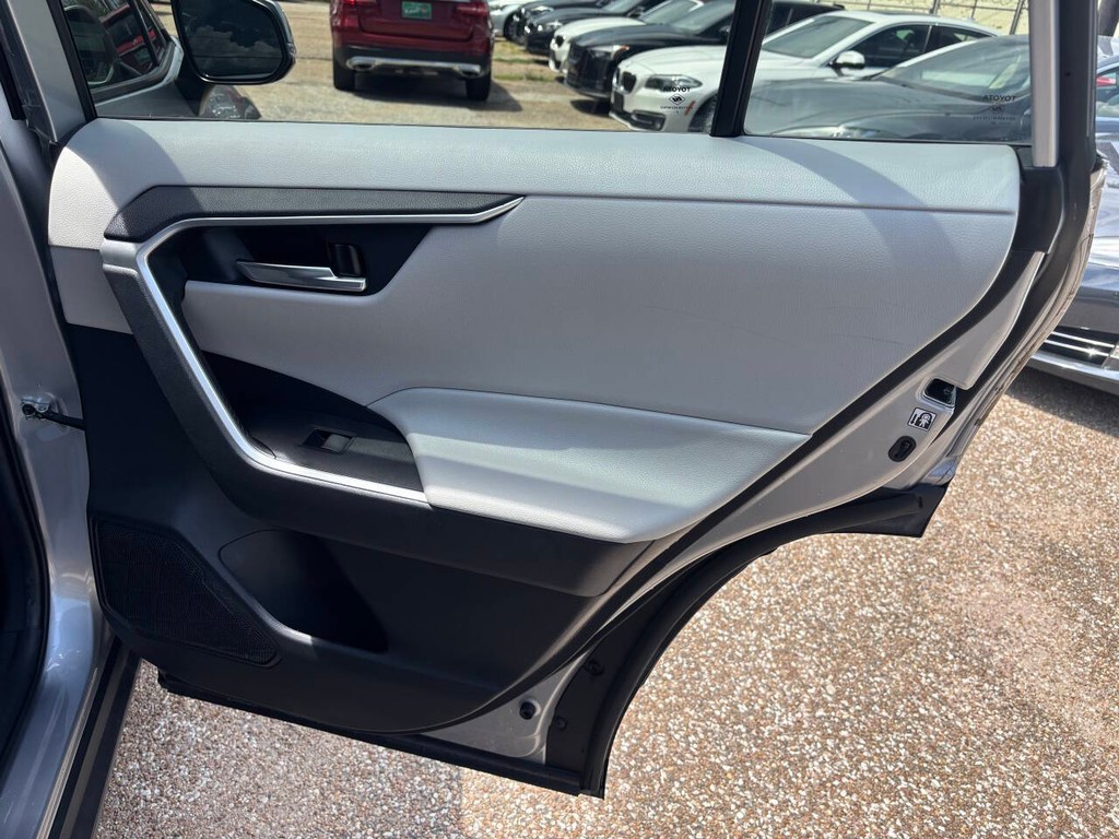 Toyota RAV4 Vehicle Full-screen Gallery Image 17