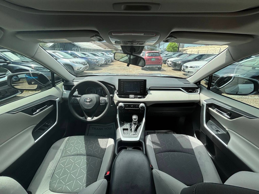 Toyota RAV4 Vehicle Full-screen Gallery Image 18
