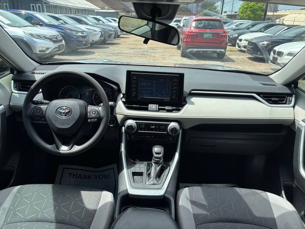 Toyota RAV4 Vehicle Full-screen Gallery Image 19