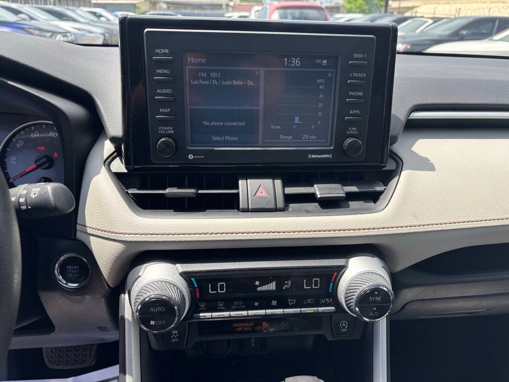 Toyota RAV4 Vehicle Full-screen Gallery Image 20