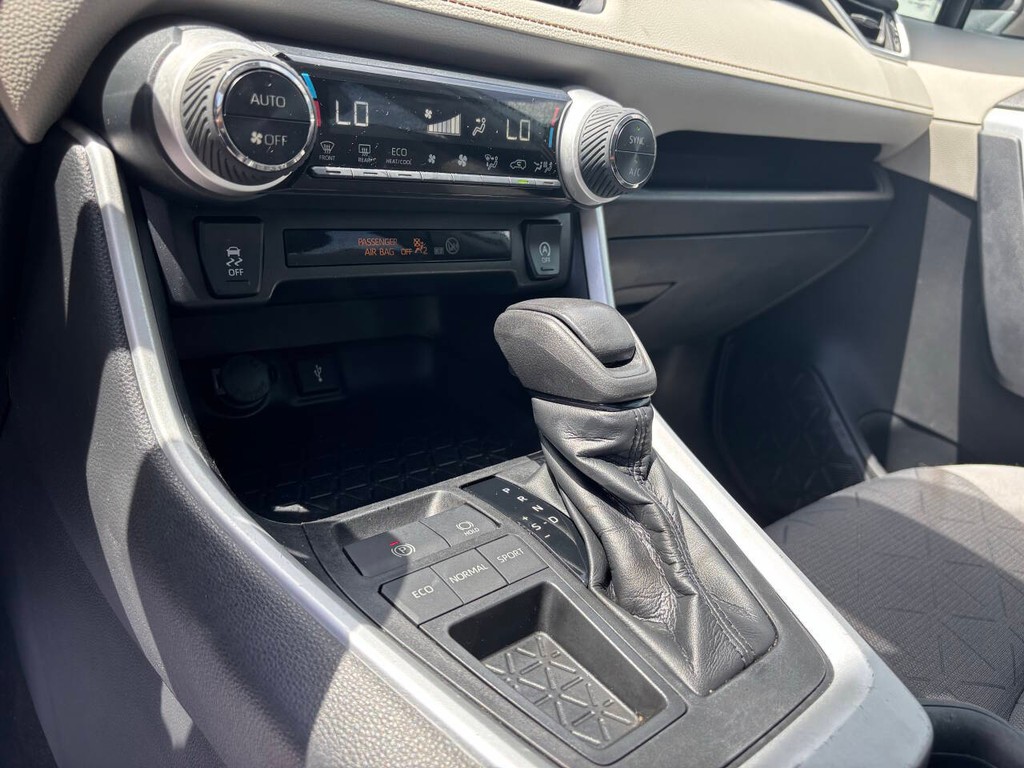 Toyota RAV4 Vehicle Full-screen Gallery Image 22