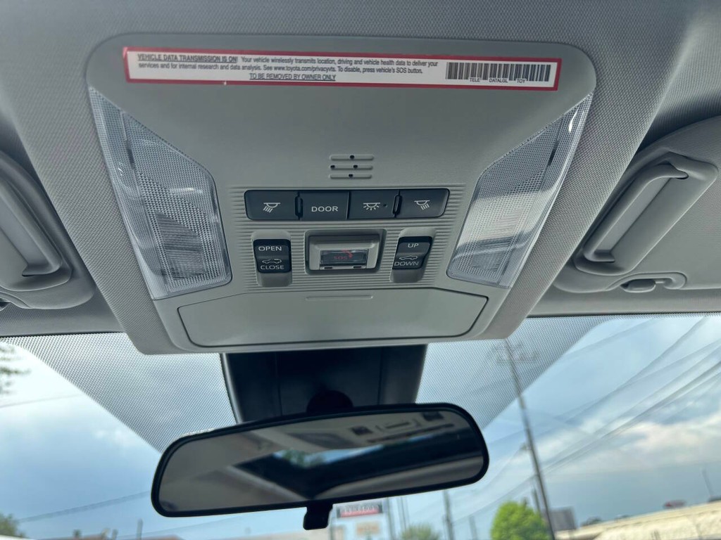 Toyota RAV4 Vehicle Full-screen Gallery Image 25