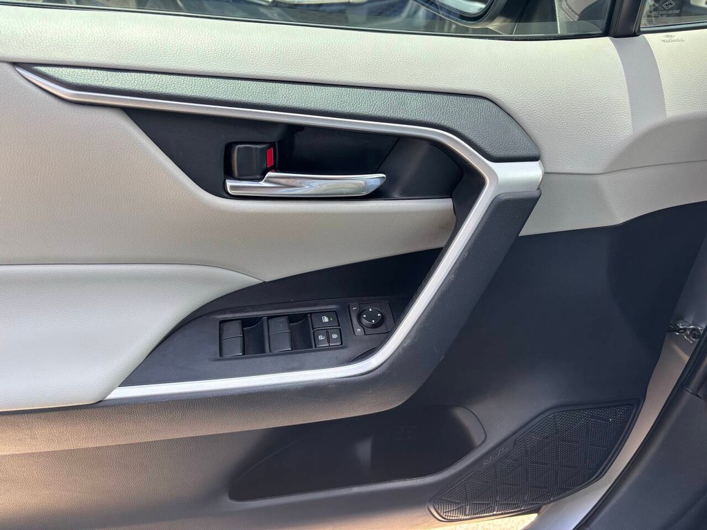 Toyota RAV4 Vehicle Full-screen Gallery Image 26