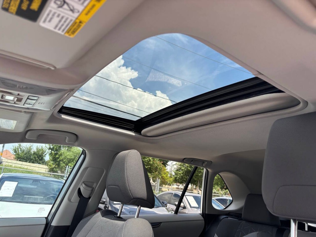 Toyota RAV4 Vehicle Full-screen Gallery Image 27