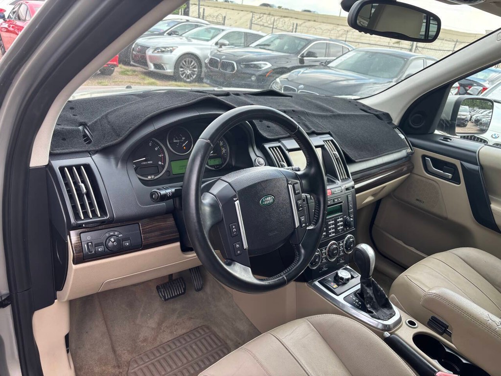 Land Rover LR2 Vehicle Full-screen Gallery Image 07
