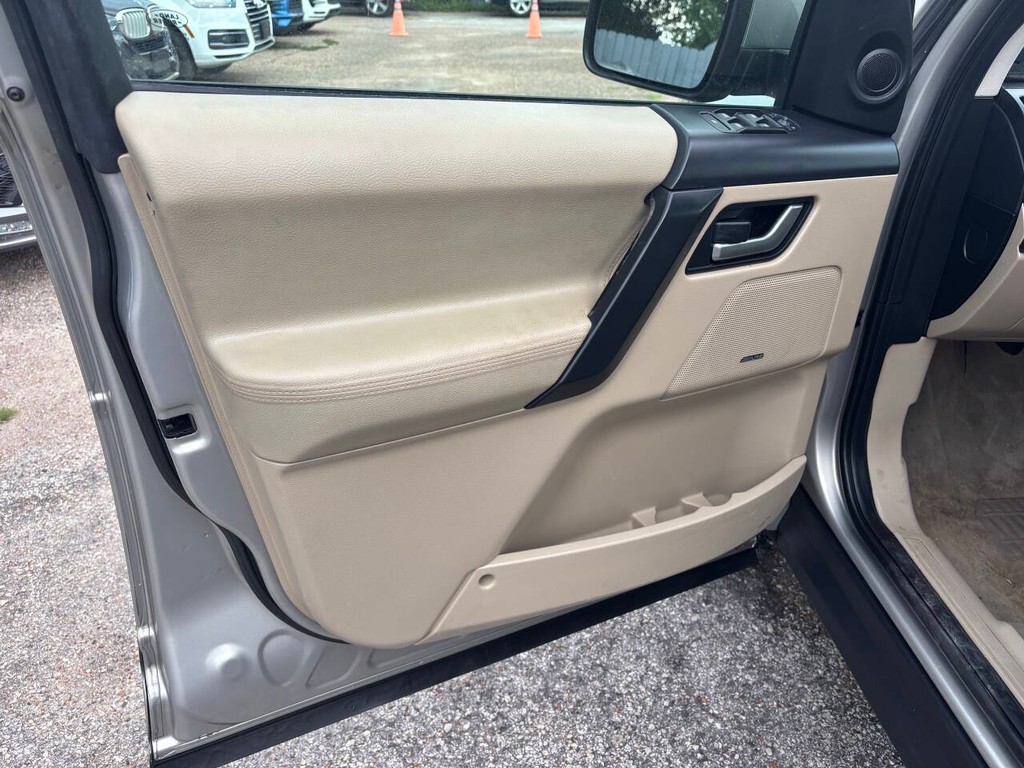 Land Rover LR2 Vehicle Full-screen Gallery Image 09
