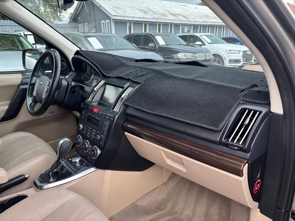 Land Rover LR2 Vehicle Full-screen Gallery Image 10