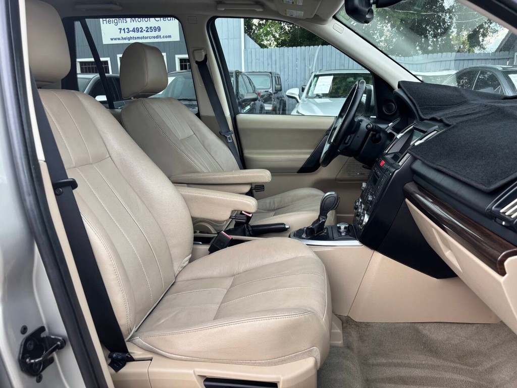 Land Rover LR2 Vehicle Full-screen Gallery Image 11