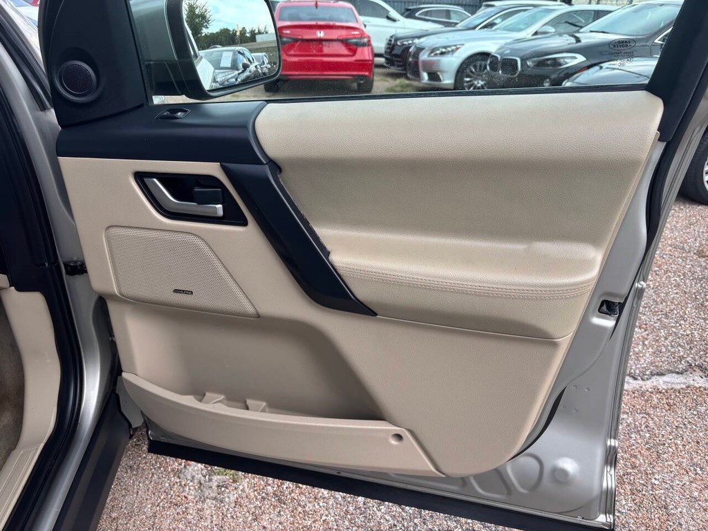 Land Rover LR2 Vehicle Full-screen Gallery Image 12