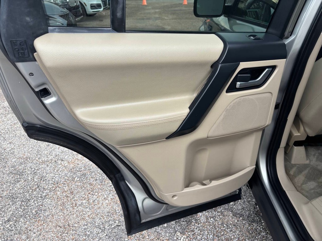 Land Rover LR2 Vehicle Full-screen Gallery Image 14