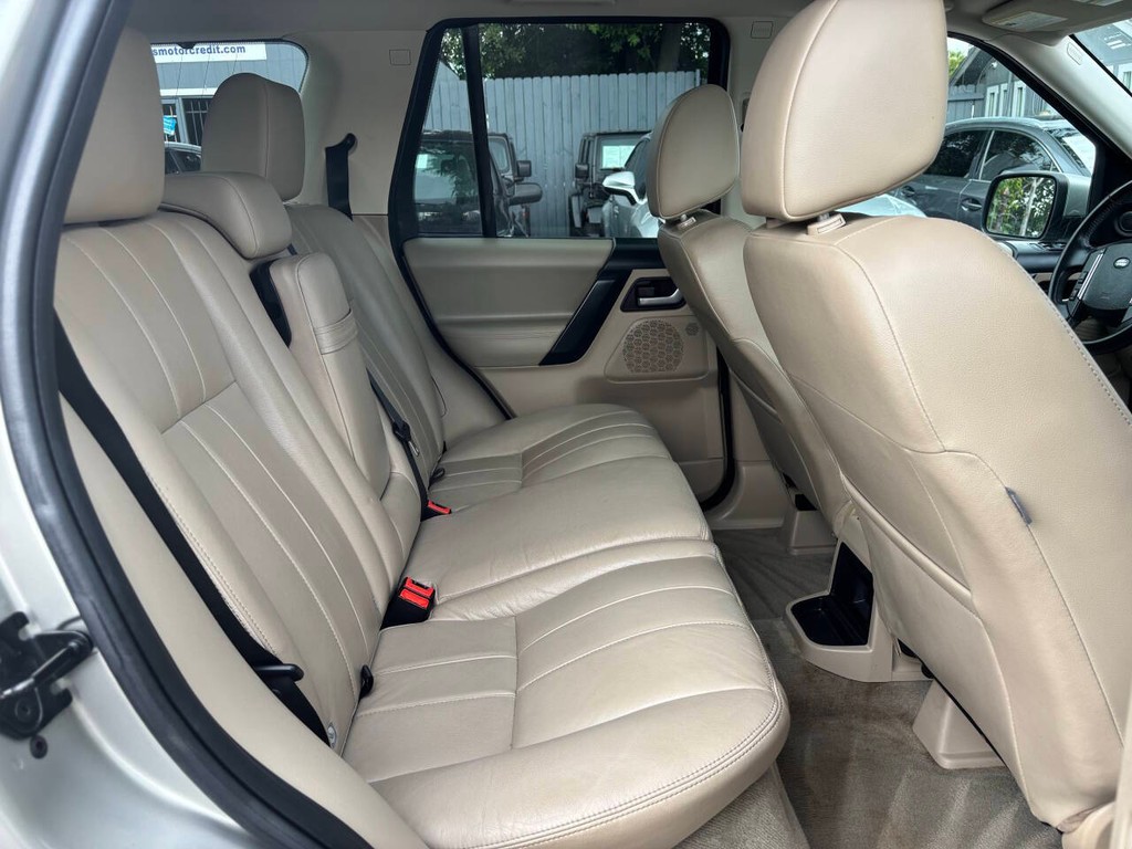 Land Rover LR2 Vehicle Full-screen Gallery Image 15