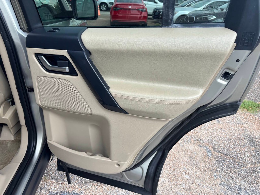 Land Rover LR2 Vehicle Full-screen Gallery Image 16