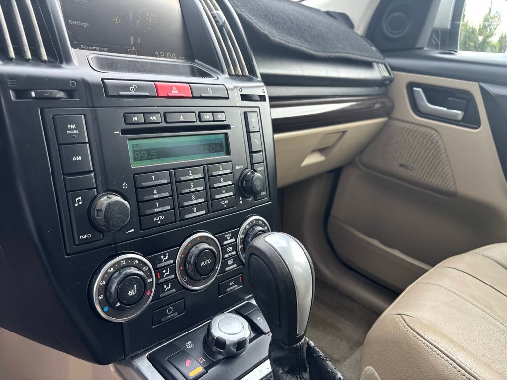 Land Rover LR2 Vehicle Full-screen Gallery Image 20