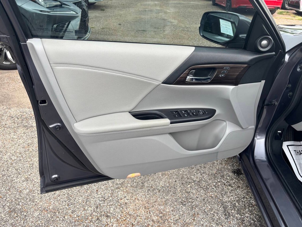 Honda Accord Vehicle Full-screen Gallery Image 09