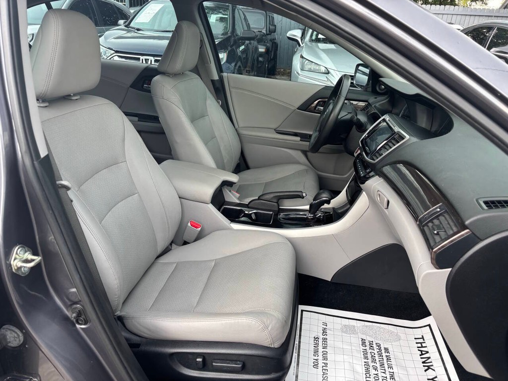 Honda Accord Vehicle Full-screen Gallery Image 11