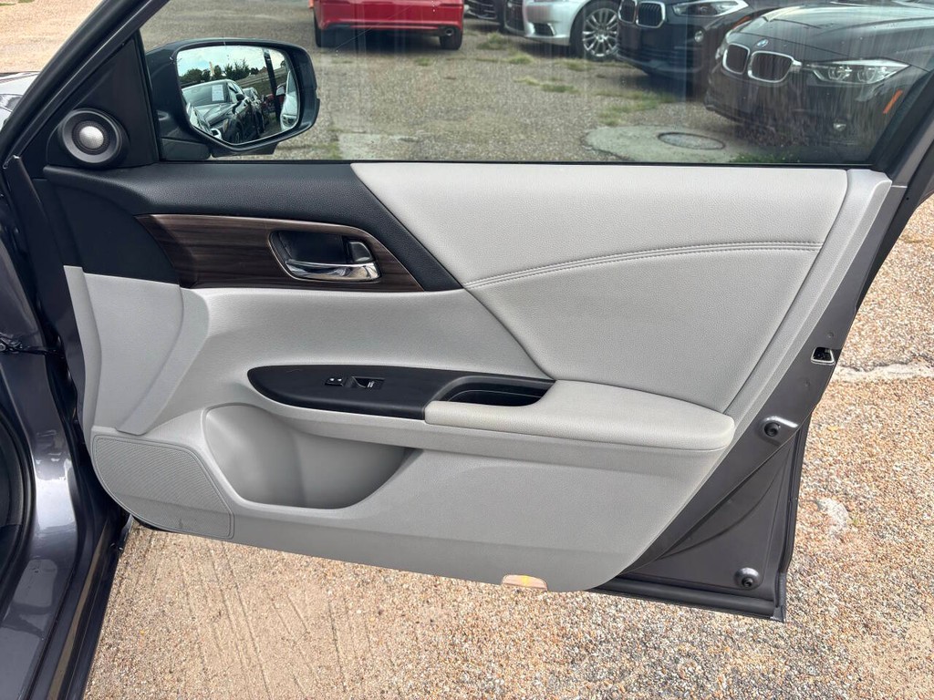 Honda Accord Vehicle Full-screen Gallery Image 12