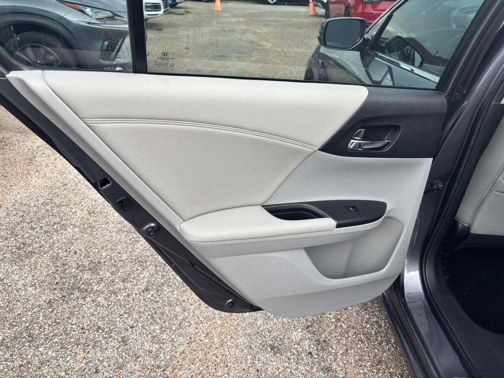 Honda Accord Vehicle Full-screen Gallery Image 14