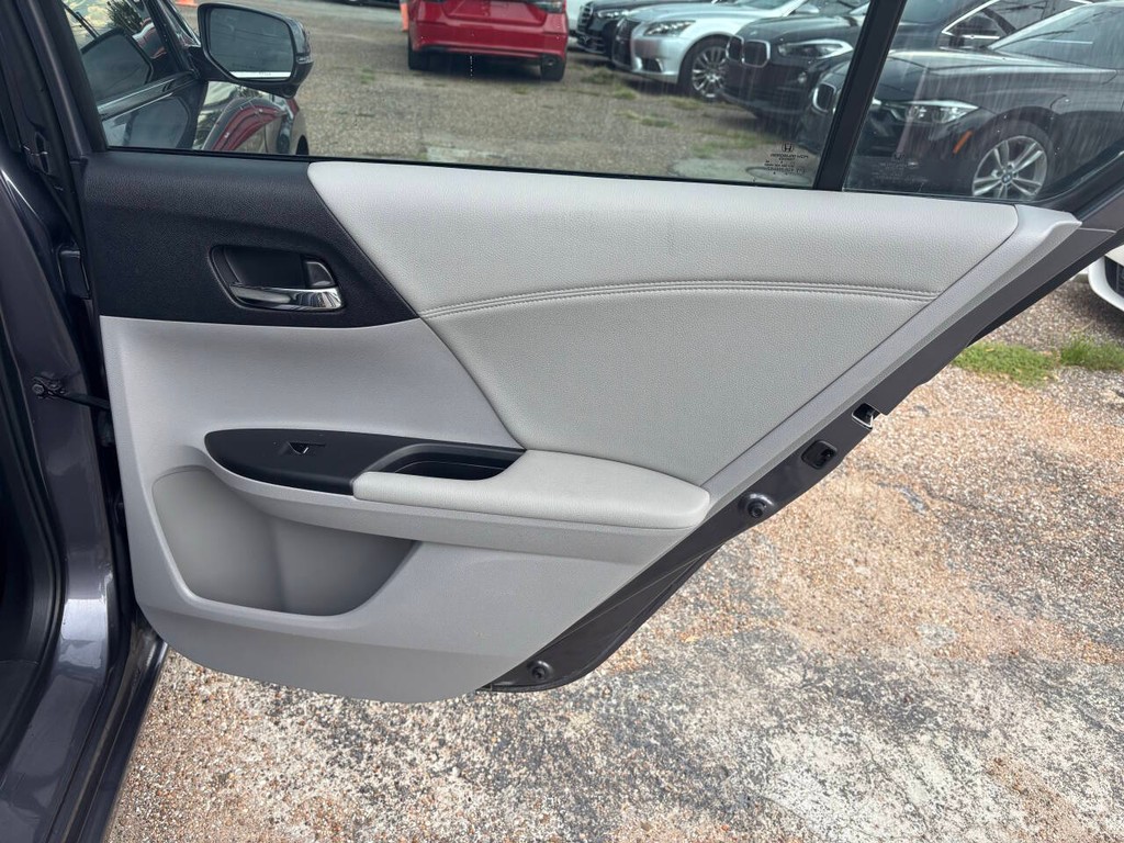 Honda Accord Vehicle Full-screen Gallery Image 16
